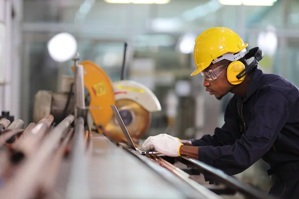 Trabajador Mecánico Afroamericano Que Usa Equipo Seguridad Usando Computadora Portátil —  Fotos de Stock