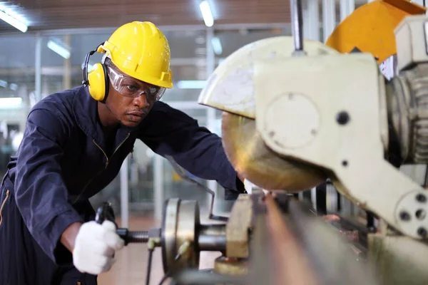 Trabajador Mecánico Afroamericano Que Usa Equipo Seguridad Está Cortando Tubo —  Fotos de Stock