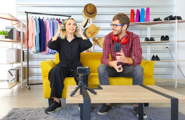 Dos Jóvenes Creadores Contenido Ídolos Red Filmando Escuchando Reacción Musical —  Fotos de Stock