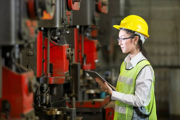 Mujer Asiática Gerente Ingeniería Sombrero Duro Seguridad Tela Reflectante Está —  Fotos de Stock