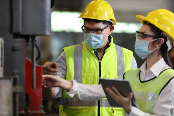 Team Ingenjörer Full Säkerhetsutrustning Med Ansiktsmask Arbetar Och Inspekterar Den — Stockfoto