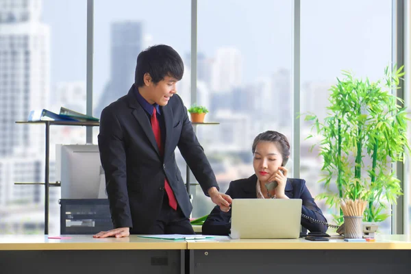 Ásia Masculino Gerente Dando Conselhos Para Novo Feminino Empregado Enquanto — Fotografia de Stock