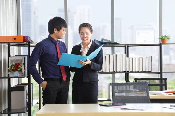 Asian Business Manager His Female Secretary Wearing Formal Suit Discussing — Stock Photo, Image