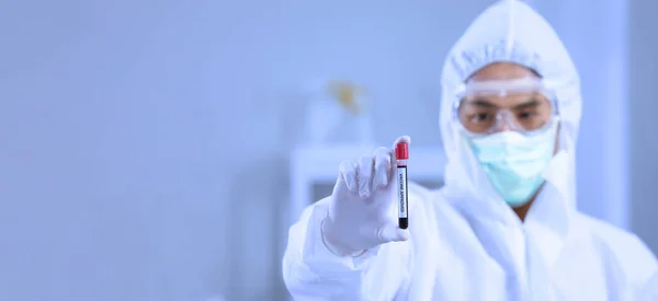 Wissenschaftler Vollschutzausrüstung Hält Ein Fläschchen Mit Zugelassenem Impfstoff Mit Kopierraum — Stockfoto
