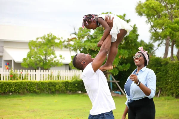 Afroamerykańska Rodzina Bawi Się Młodą Szczęśliwą Córeczką Polu Zielonej Trawy — Zdjęcie stockowe