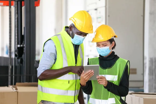 Afro Amerikaanse Aziatische Werknemers Dragen Gezichtsmasker Veiligheidsvest Werken Magazijn Controleren — Stockfoto