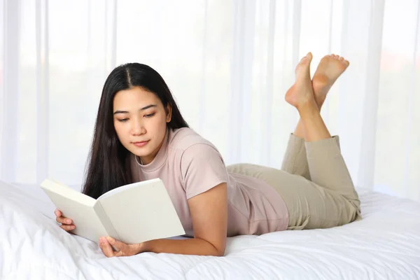 Genç Asyalı Kadın Kitap Okurken Yatağa Uzanıyor Rahatlıyor — Stok fotoğraf