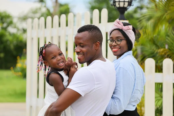 Familia Afroamericanos Con Una Hija Pequeña Parada Puerta Fuera Casa —  Fotos de Stock