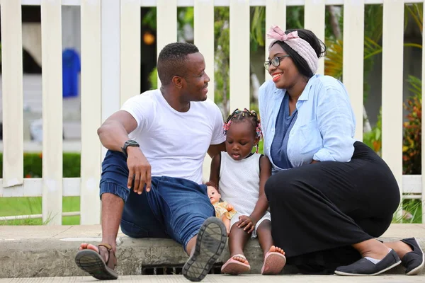 Familia Afroamericanos Con Una Pequeña Hija Sentada Frente Una Casa — Foto de Stock