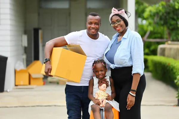 Afroamerykańska Rodzina Wprowadza Się Nowego Domu Ojcem Trzymającym Tekturowe Pudełko — Zdjęcie stockowe