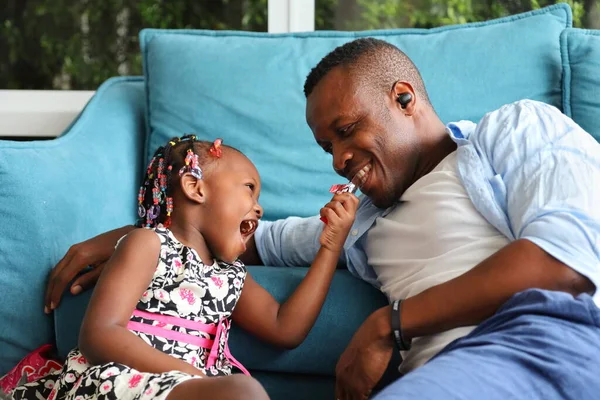 Padre Afroamericano Jugando Con Hija Pequeña Que Alimentan Con Chocolate —  Fotos de Stock