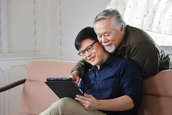 Emeklilik Yaşındaki Kıdemli Asyalı Bir Adam Oğlunun Dijital Tabletinde Bulunan — Stok fotoğraf