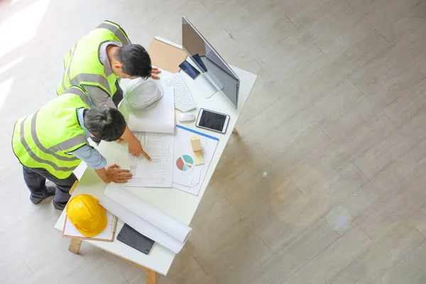 Twee Aziatische Ingenieurs Dragen Veiligheidsuitrusting Tijdens Discussie Toekomst Uit Breiden — Stockfoto