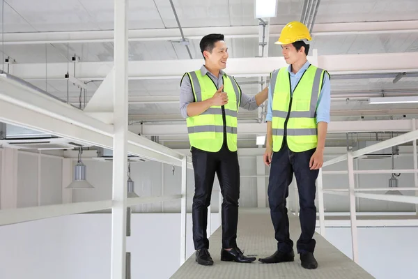 Aziatisch Ingenieur Leider Geven Compliment Aan Zijn Ondergeschikte Voor Zijn — Stockfoto