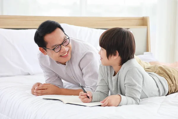 Azji Ojciec Nauczania Pracy Domowej Jego Syna Łóżku Nauki Domu — Zdjęcie stockowe