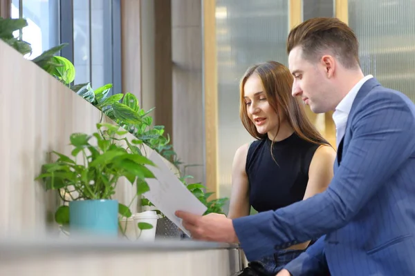 Kaukasischer Geschäftsmann Zeigt Businessplan Mit Seinem Partner Während Einem Grünen — Stockfoto