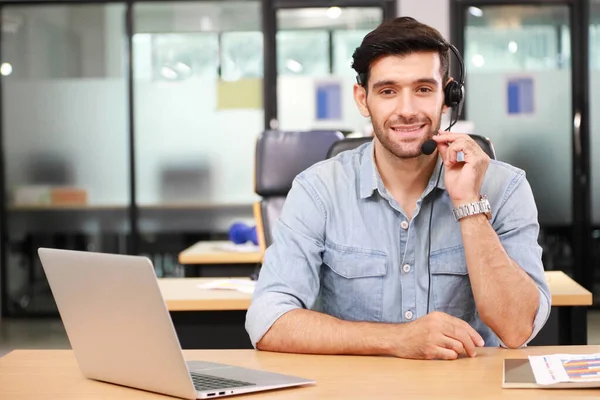 Operador Empresário Caucasiano Atender Telefonema Line Cliente Como Serviço Cliente — Fotografia de Stock