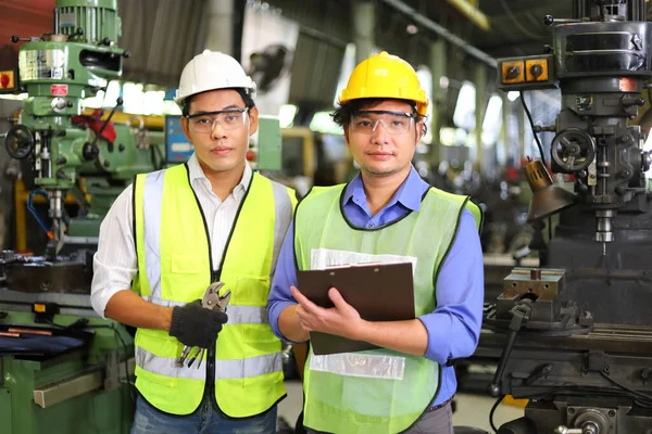 Portret Van Aziatische Ingenieur Monteur Veiligheid Harde Hoed Reflecterende Doek — Stockfoto