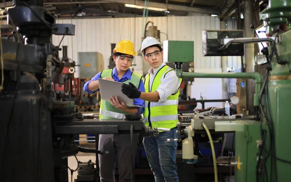 Gerente Ingeniería Asiática Trabajador Mecánico Sombrero Duro Seguridad Tela Reflectante —  Fotos de Stock