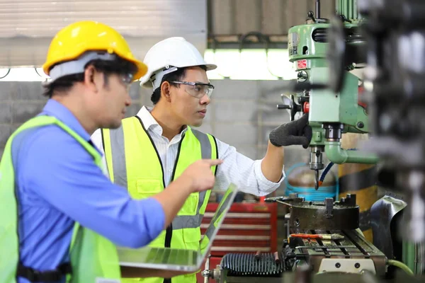 Gerente Ingeniería Asiática Trabajador Mecánico Sombrero Duro Seguridad Tela Reflectante —  Fotos de Stock