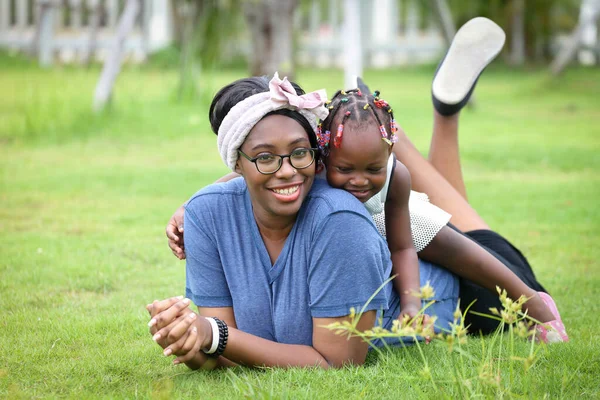 Afrika Kökenli Amerikalı Anne Kız Yazın Fotokopi Odasıyla Birlikte Parkta — Stok fotoğraf