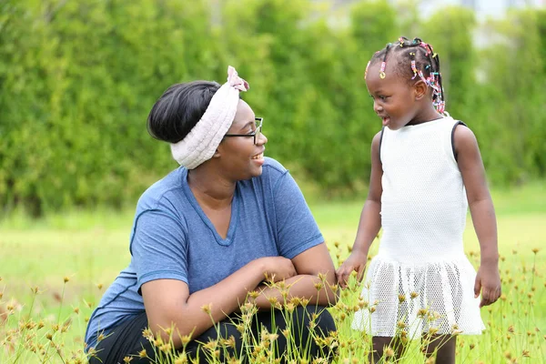 Madre Hija Afroamericanas Disfrutan Pasar Tiempo Juntas Parque Hora Verano —  Fotos de Stock