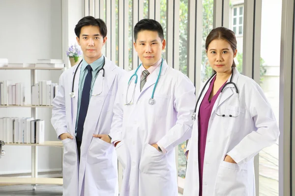 Портрет Команды Азиатских Врачей Стоящей Вместе Белой Униформой Внутри Больницы — стоковое фото