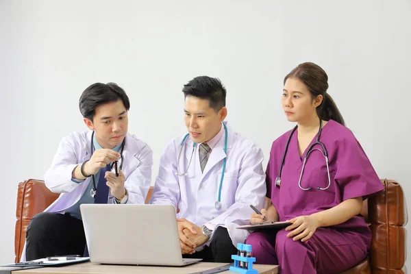 Group Doctors Brainstorming Teamwork Exchanging Idea Diagnosing Blood Sample Care — Stock Photo, Image