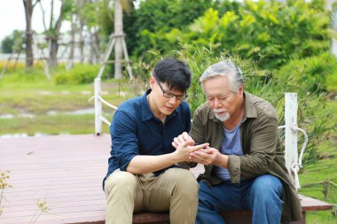 Dedem falcılık ve doğaüstü kavramların falcısı olarak yeğenini okuyor.