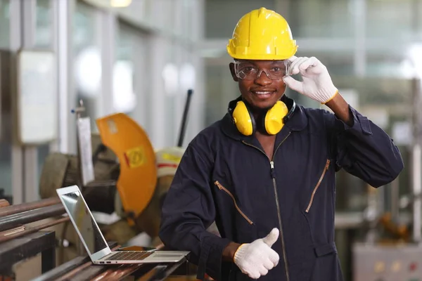 Retrato Del Trabajador Mecánico Afroamericano Que Usa Equipo Seguridad Junto —  Fotos de Stock