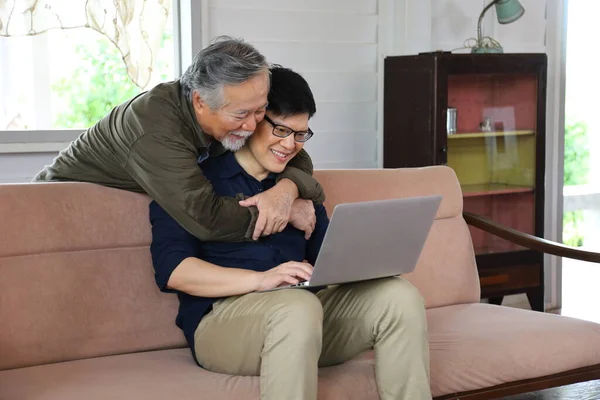 Senior Asiatischer Mann Rentenalter Umarmt Seinen Sohn Von Hinten Während — Stockfoto