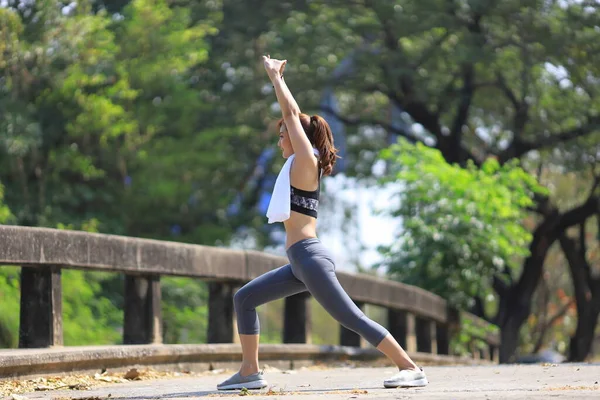 Mujer Asiática Ropa Deportiva Haciendo Estiramiento Antes Correr Parque Aire — Foto de Stock