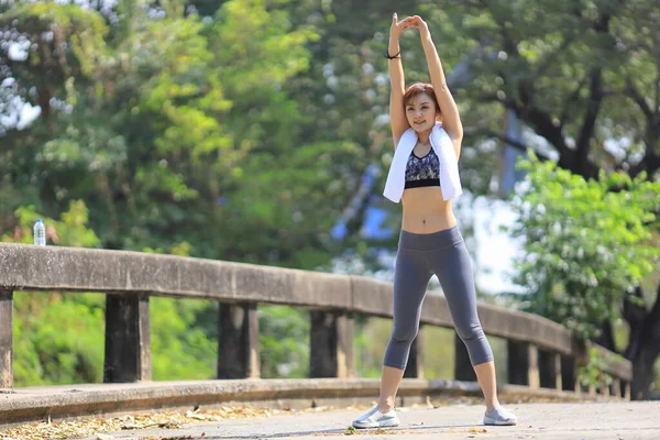 Mujer Asiática Ropa Deportiva Haciendo Estiramiento Antes Correr Parque Aire — Foto de Stock