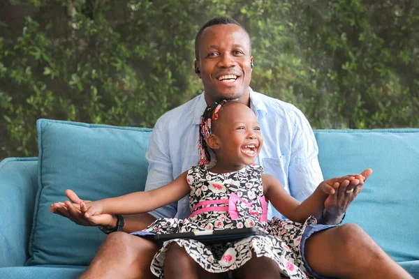 Afro Americano Padre Jugando Con Pequeña Hija Que Sienta Regazo —  Fotos de Stock