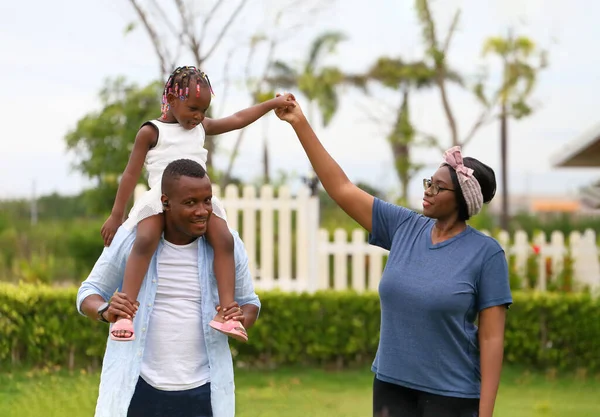 Küçük Kızı Olan Afrikalı Amerikalı Bir Aile Yeşil Çimlerde Yürürken — Stok fotoğraf