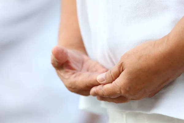 Vipassana için iç huzur meditasyonu yapan insanların elleri zihni ve ruhu rahatlatmak ve rahatlatmak için.