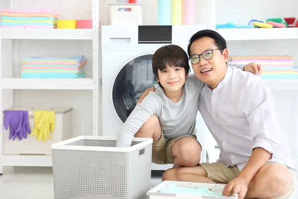 Asiático Padre Hijo Ayudan Mutuamente Hacer Ropa Juntos Para Las —  Fotos de Stock