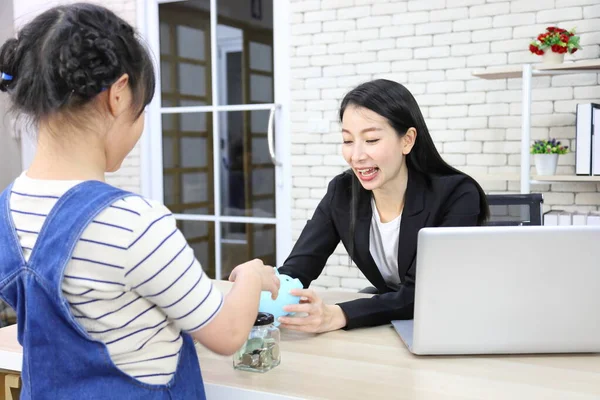 소녀는 교육을 자신의 저금통을 사용하여 계좌를 은행에 갑니다 — 스톡 사진