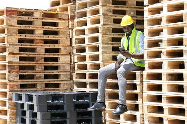 Afrikansk Amerikansk Arbetare Skyddsväst Kostym Och Hårdhatt Med Mobiltelefon För — Stockfoto