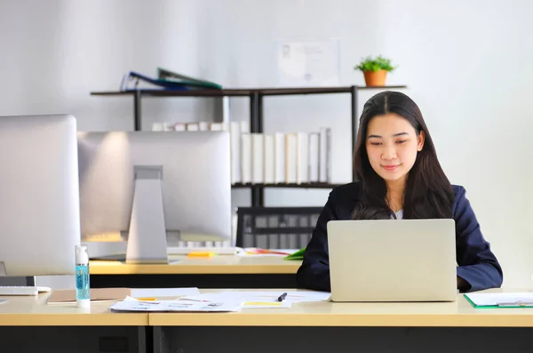 Mulher Negócios Asiática Trabalhando Escritório Usando Computador Portátil Com Desgaste — Fotografia de Stock