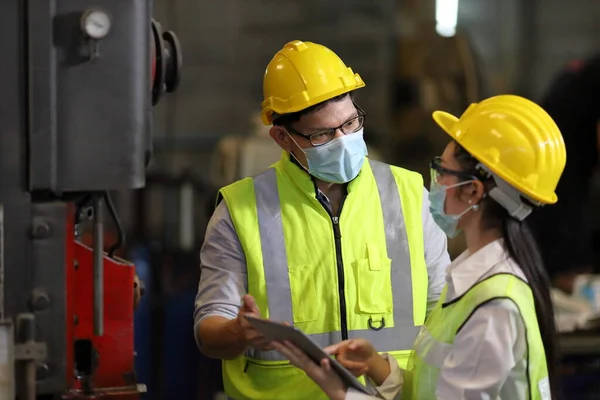 Equipo Ingenieros Equipo Seguridad Completa Con Máscara Facial Está Trabajando —  Fotos de Stock