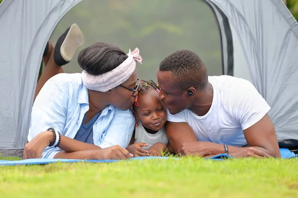 Happy African American Rodzina Spędzać Czas Razem Podczas Wakacji Namiocie — Zdjęcie stockowe