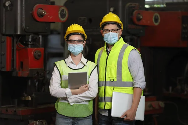 Team Van Ingenieur Volledige Veiligheid Apparatuur Met Gezichtsmasker Werkt Inspecteert — Stockfoto