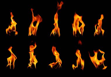 Grafik tasarımı için karanlık arka planda izole edilmiş ateş ve yanan mum alevi koleksiyonu