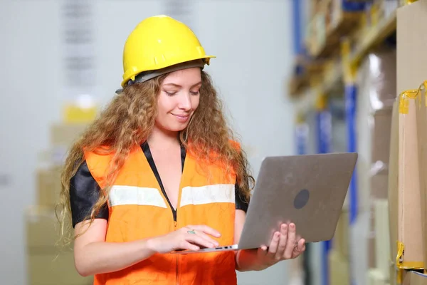 Vrouwelijke Blanke Werknemer Draagt Veiligheidsvest Tijdens Het Werken Magazijn Controleren — Stockfoto