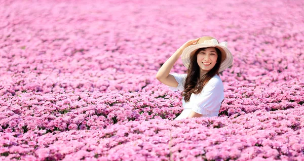 Jovem Senhora Asiática Vestido Branco Sentado Campo Flores Rosa Crisântemo — Fotografia de Stock