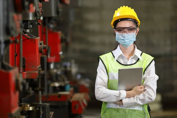 Mujer Asiática Gerente Ingeniería Con Máscara Facial Sombrero Duro Seguridad —  Fotos de Stock