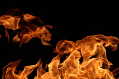 Soyut grafik tasarım amacı için koyu arkaplanda alev yakmak