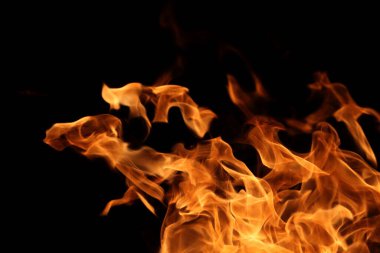 Soyut grafik tasarım amacı için koyu arkaplanda alev yakmak