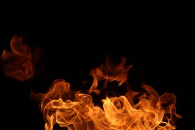 Soyut grafik tasarım amacı için koyu arkaplanda alev yakmak